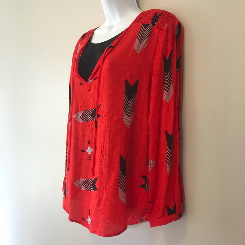 BB Dakota Arrow Print Top (Size S)